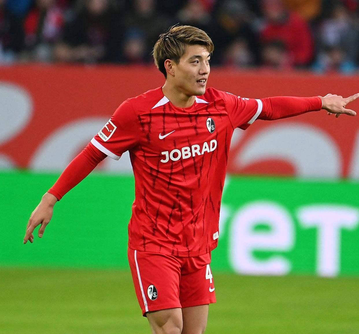 关于转折点法兰克福完成体检，荷甲冲刺阶段攻防权衡，信心回归，赛程密集仍需轮换的信息